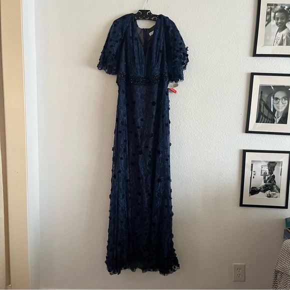 MacDuggal 67712 Midnight Floral Appliqué VNeck Flutter Sleeve Lace Gown NWT - Picture 3 of 9